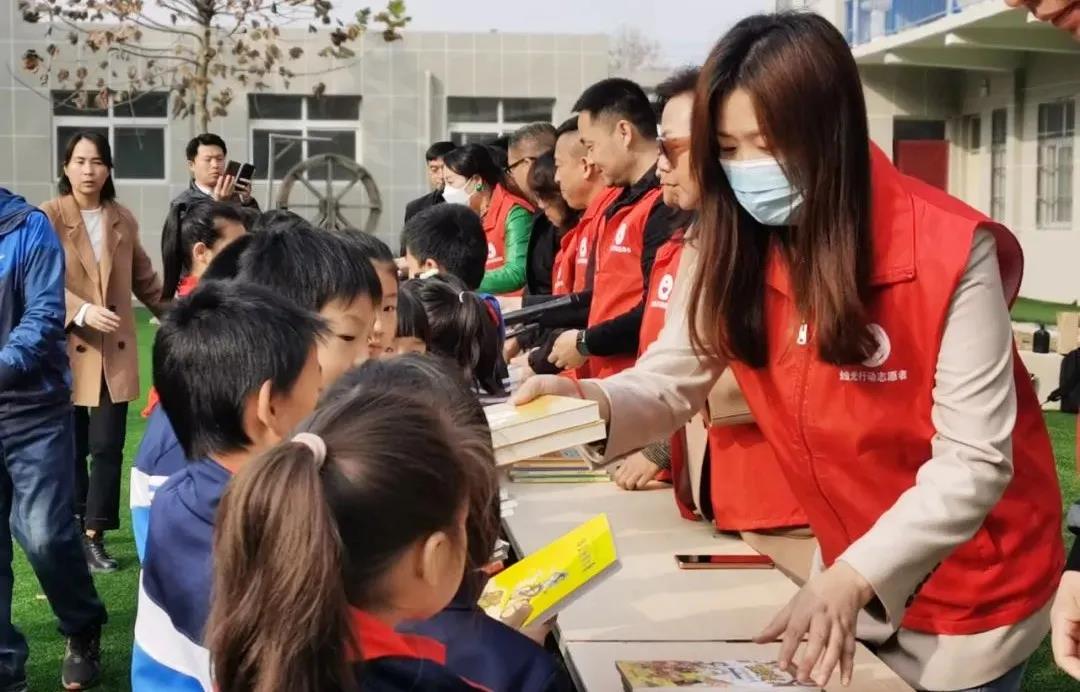 民盟河南省鐵路總支三赴汜水開展災(zāi)后重建文明實踐及“燭光行動萬里行金秋助學(xué)公益活動”